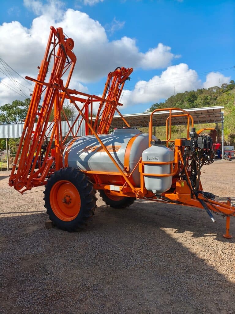 PULVERIZADOR DE ARRASTO JACTO AD 18